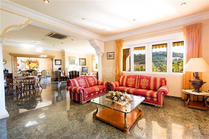 Villa exclusive située dans la prestigieuse zone résidentielle de 'El Bosque Golf', à Valence, près du terrain de golf.