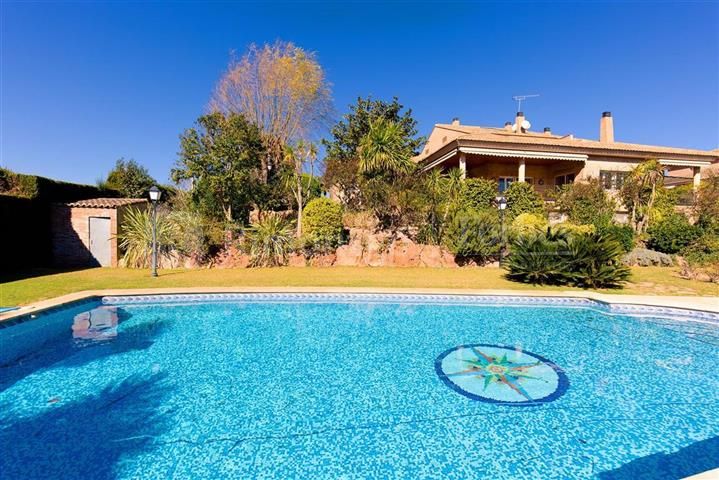 Exklusive Villa in der angesehenen Siedlung mit einem 24-Stunden-Sicherheitsservice 'El Bosque Golf', Valencia, direkt am Golfplatz gelegen.
