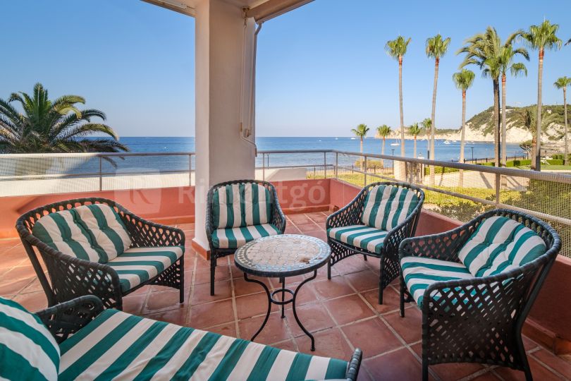 Precious sea-front, luxury villa in the Cala Blanca area in Jávea, Alicante.