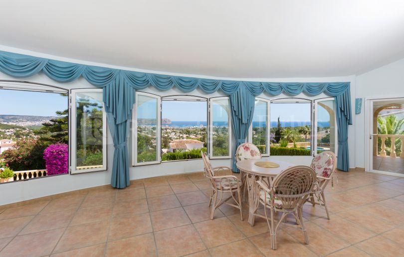 Villa avec vue sur la mer et toute la vallée à vendre à Javea.