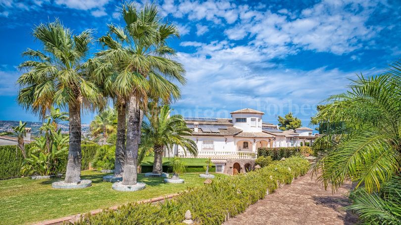 Villa con vistas al mar y a todo el valle en venta en Jávea.