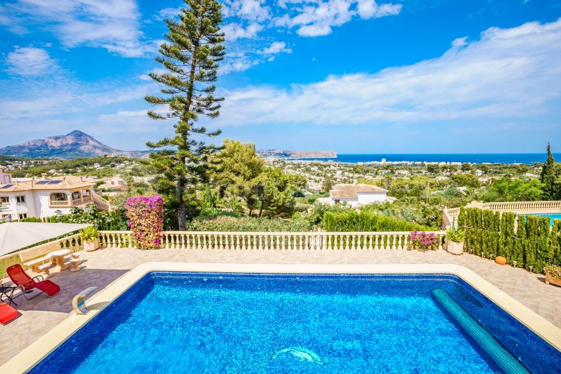 Villa con vistas al mar y a todo el valle en venta en Jávea.