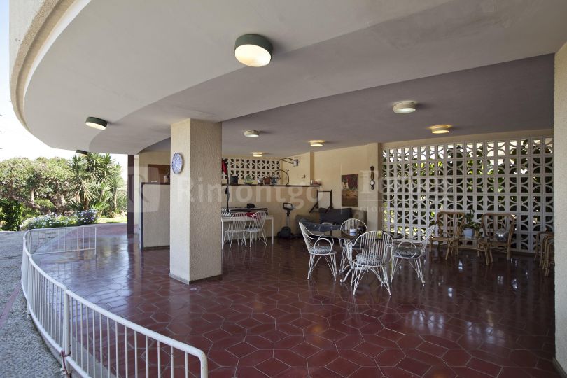 Villa con piscina y vistas en venta en la urbanización de Santa Apolonia, a poca distancia de Valencia.