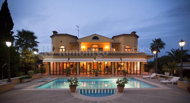 Villa im klassischen Stil mit luxuriösem Innendesign in Valencia.