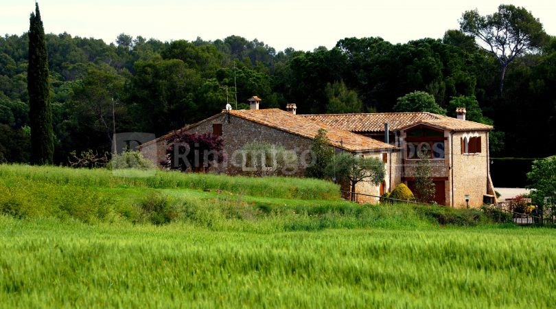 Traditional country home with exquisite features, set in a beautiful environment in Girona.