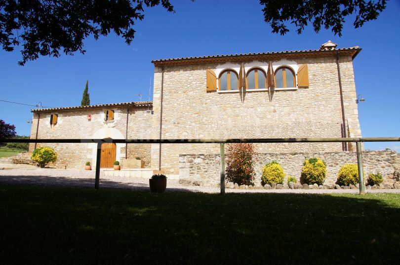 Traditionelles Landhaus mit exquisiten Materialien in bezauberndem Umland von Girona.