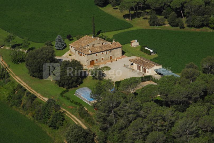 Traditional country home with exquisite features, set in a beautiful environment in Girona.