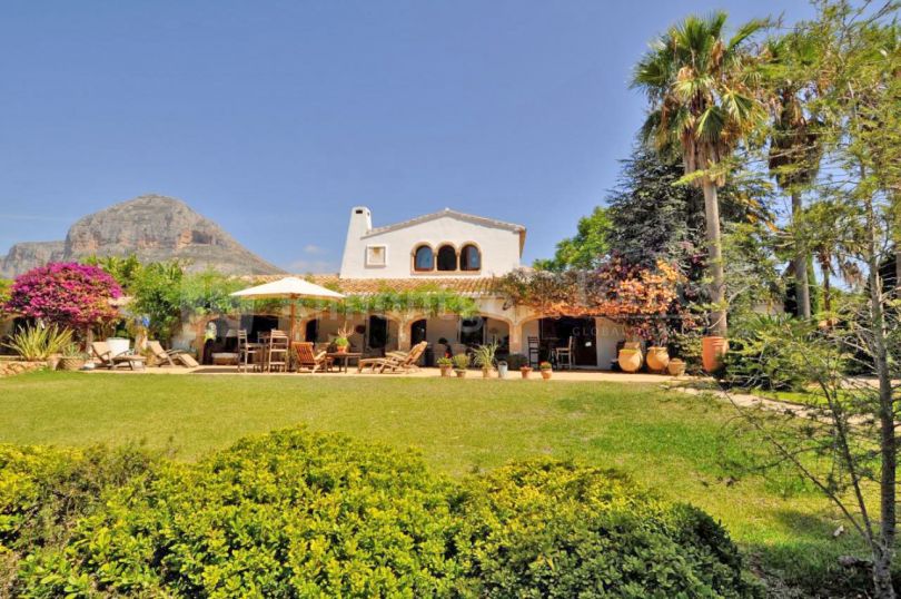 Rustic villa, excellently placed in relation to the centre of Jávea.