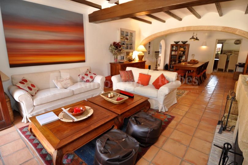 Rustic villa, excellently placed in relation to the centre of Jávea.