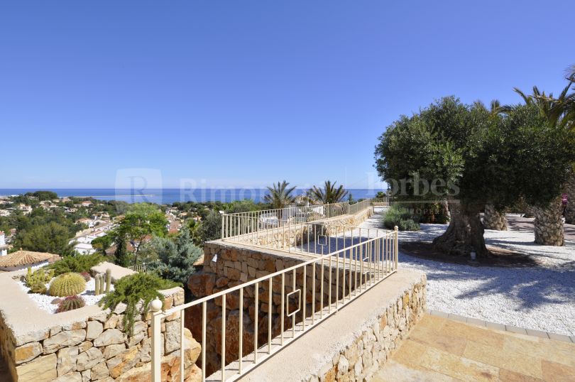 Exclusive newly built villa with magnificent views of the sea and just 3km from Dénia, Alicante.