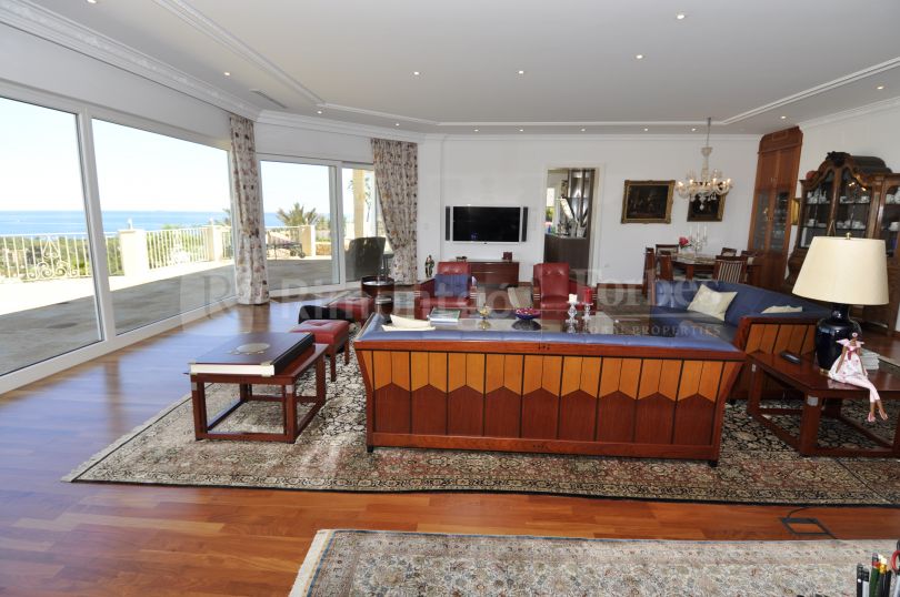 Villa unique de récente construction avec des vues incroyables sur la mer à seulement 3km de Dénia, Alicante.