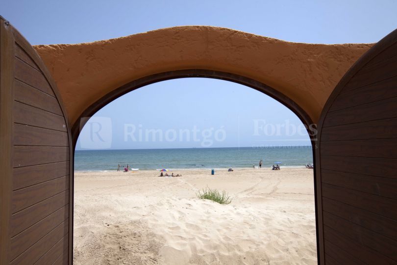 Venta de villa en primera línea de playa a menos de 15 km de Valencia.