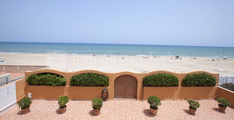 Villa on the beachfront less than 15 km from Valencia