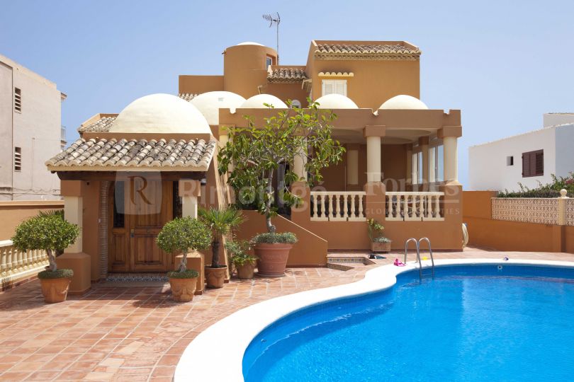 Venta de villa en primera línea de playa a menos de 15 km de Valencia.