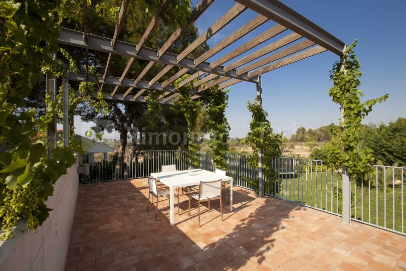 Exclusive designer house surrounded by vegetation located in the Santa Bárbara residential complex in Rocafort, Valencia.
