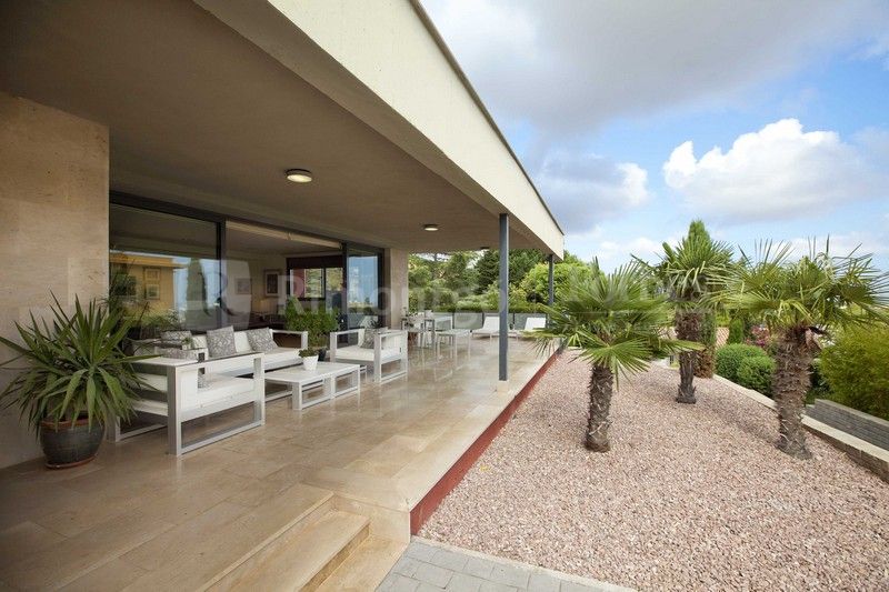 Modern villa in a residential area very close to Valencia.