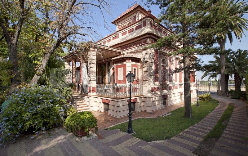 À vendre, exceptionnelle maison traditionnelle typique de la région de Valencia se trouvant dans la localité de Benimamet. Elle est dotée de tous types de services et à proximité de la capitale.
