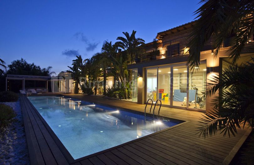 Villa de luxe avec une superbe vue sur la mer et la piscine dans le quartier des Monasterios de Puzol, à Valence.