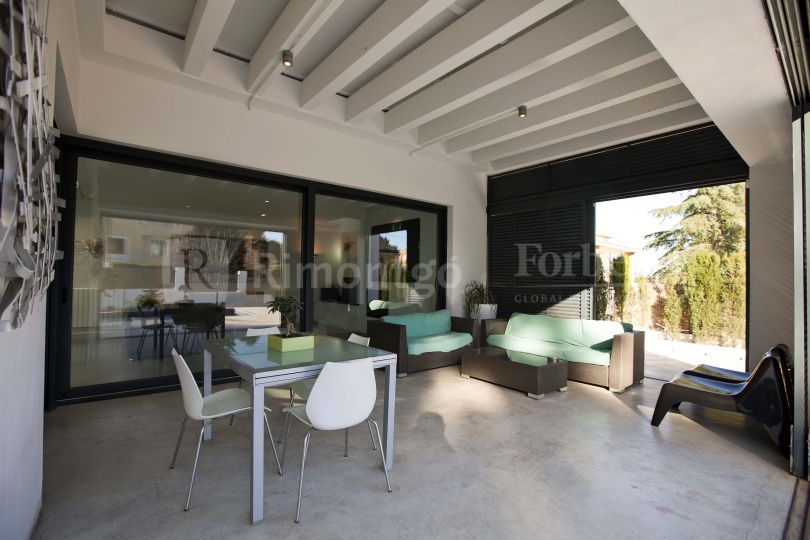 Exklusive Villa mit prächtigem Garten und 8 Meter langem Swimmingpool in der Wohnsiedlung 'La Cañada', Paterna, Provinz Valencia zu verkaufen. Mit exklusiven Designer-Details und in der Nähe aller Annehmlichkeiten.