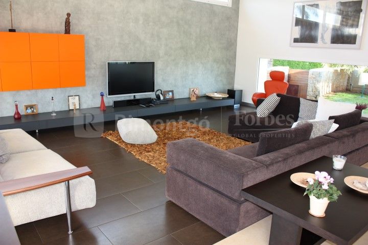Stunning modern design villa located in the prestigious residential complex of Tosalet in Dénia, Alicante.