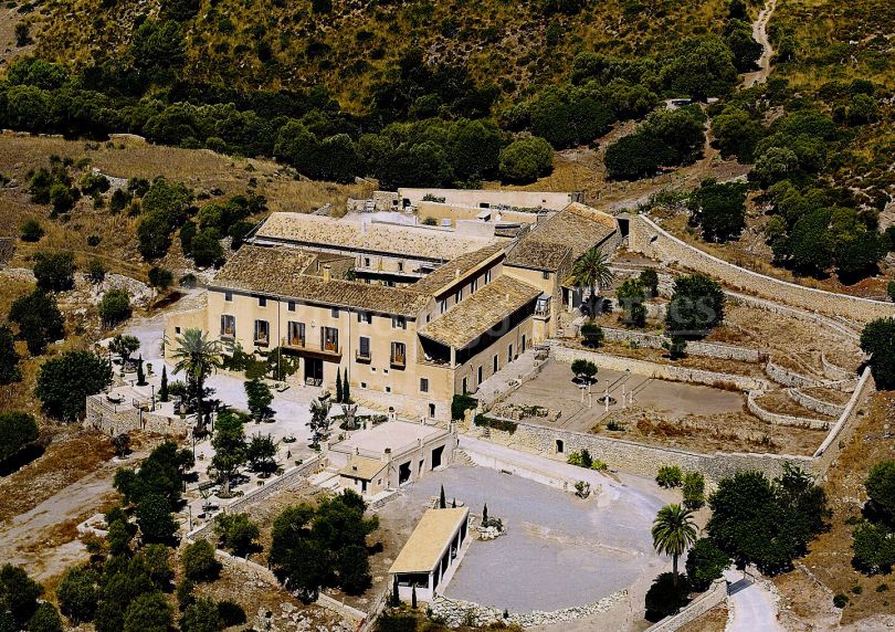 Inmitten einer herrlichen Landschaft befindet sich dieses reizende Anwesen islamischen Ursprungs in privilegierter Lage auf Mallorca,Spanien