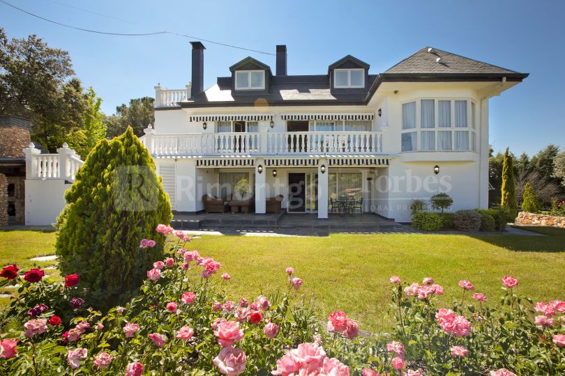 Élégante villa avec un beau jardin dans l'urbanisation El Golf de las Matas dans Las Rozas, Madrid.