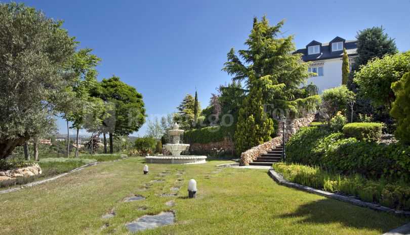 Elegante Villa mit gepflegtem Garten in der Anlage El Golf de las Matas in Las Rozas, Madrid.