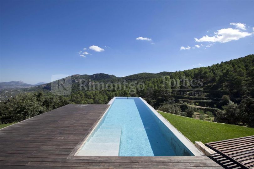 Exklusive Designer-Villa aus Stein und Stahl, die auf einem Berggipfel in Bocairent (Valencia) liegt.