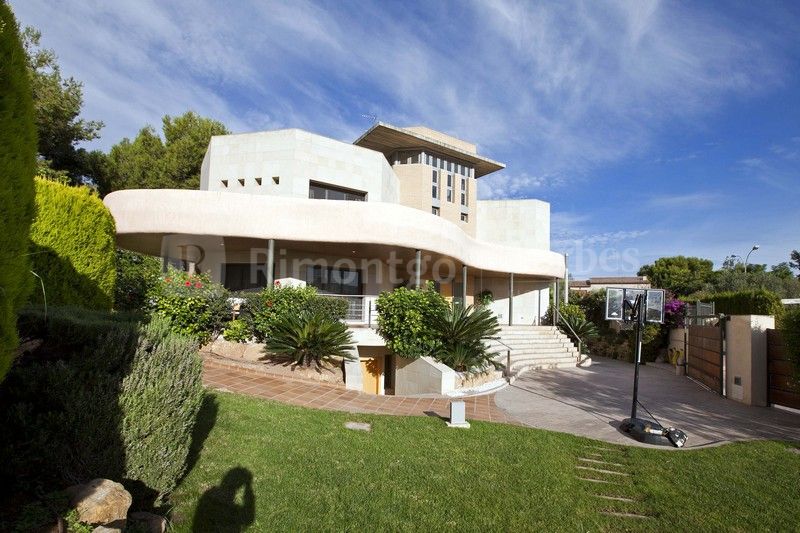 Unique villa in a residential area near to Valencia.
