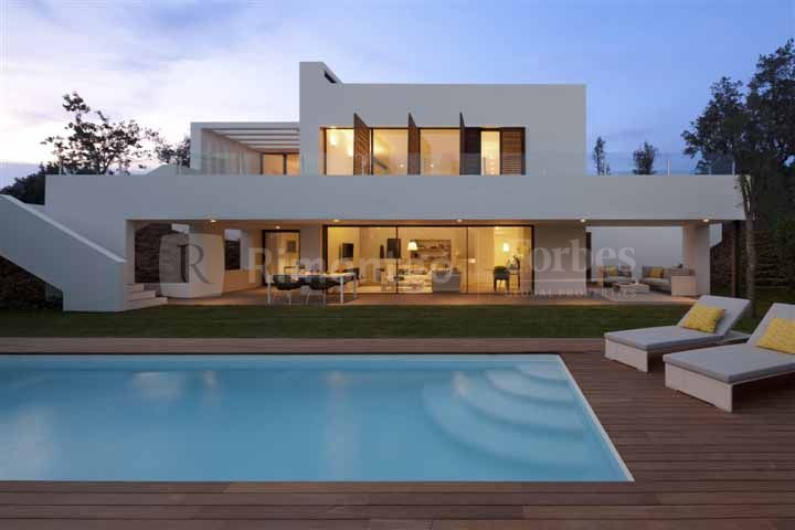 Impresionantes villas semi-adosadas de diseño vanguardista, en venta en el precioso PGA Catalunya Resort, cerca de la bonita ciudad de Gerona y a apenas a una hora de Barcelona. Estas maravillosas casas modernas ofrecen un estilo de vida refinado.