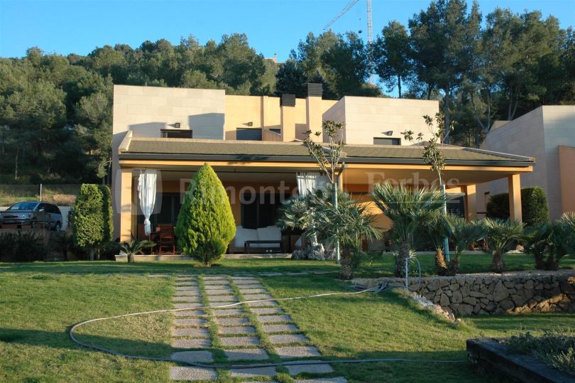 Exceptional terraced house in El Bosque Golf development in Chiva, Valencia, with 24-hour surveillance, golf, tennis and riding clubs