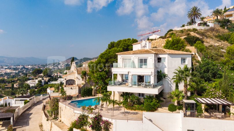 Elegante villa de estilo mediterráneo situada en lo alto de la bahía de Jávea