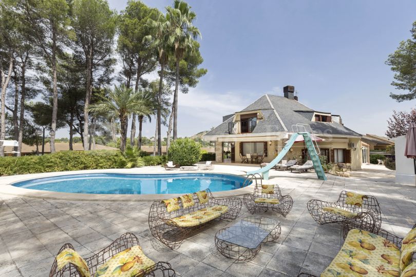Villa con piscina y jacuzzi frente al golf del Bosque en Chiva, Valencia.
