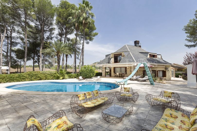 Villa mit Pool und Jacuzzi mit Blick auf den Forest Golf in Chiva, Valencia.