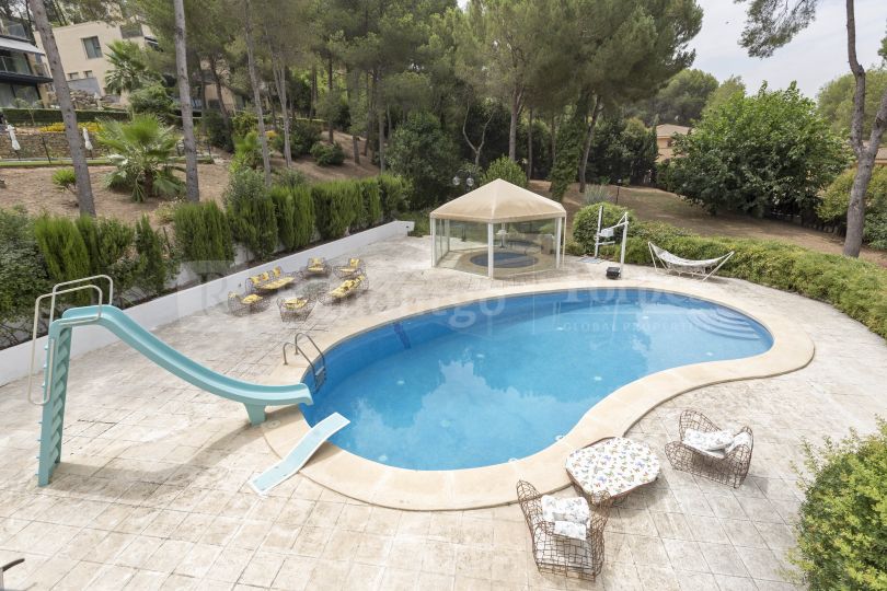 Villa con piscina y jacuzzi frente al golf del Bosque en Chiva, Valencia.