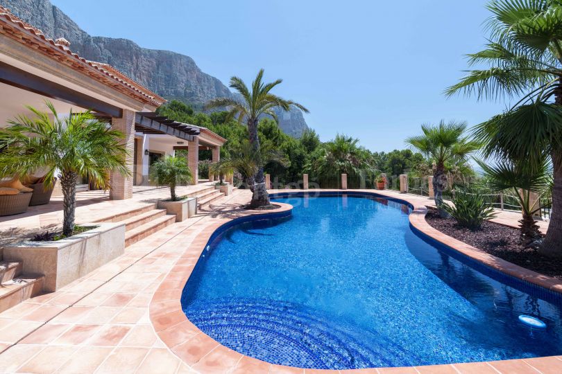 Villa con vistas en la zona del Montgó en Jávea en venta.