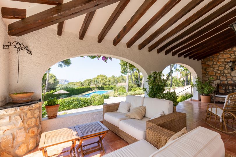 Rustic-style villa close to the beach in Jávea.