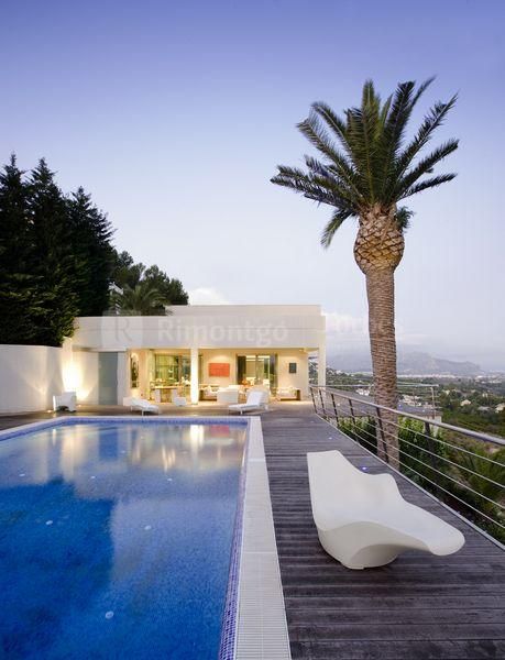 Impressive villa for rent with views of the golf in Dénia.