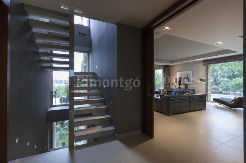 Modern villa with views in El Bosque, Chiva, Valencia.