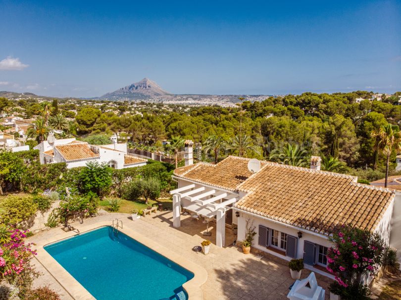 Villa with pool and views for sale in Tosalet III, Jávea.