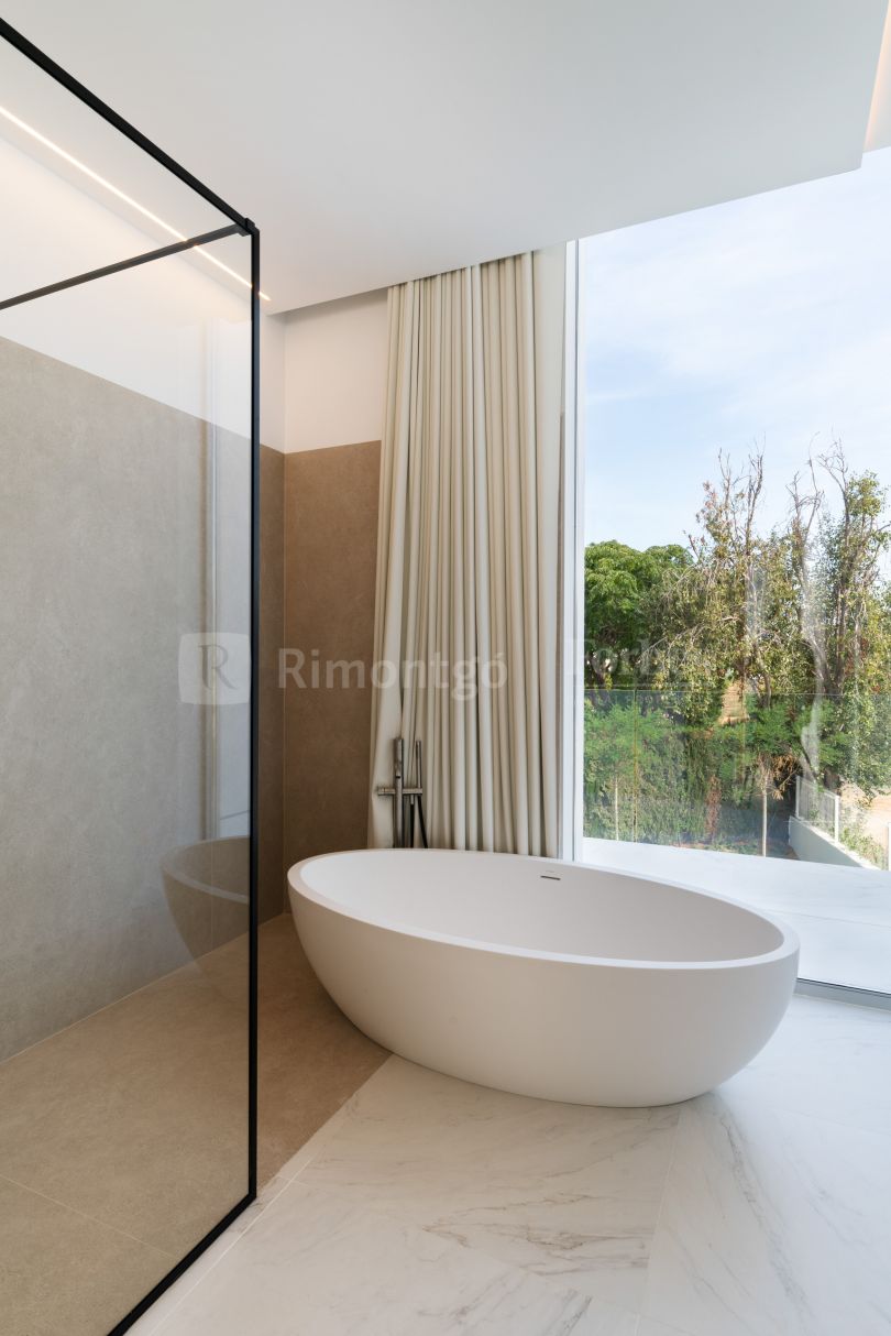 Exclusiva villa en primera línea del campo de Golf "El escorpión", en Valencia.