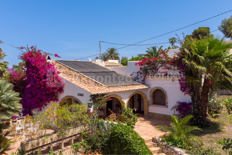 Casa con un encantador estilo tradicional con arcos de tosca, situada en Tosalet, Jávea (Alicante)
