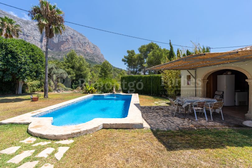 Villa mediterránea con jardín y piscina en venta en el Montgó, Jávea.