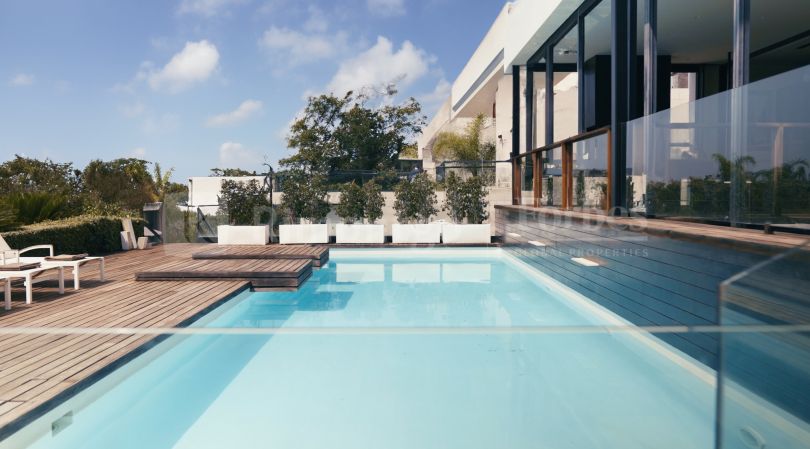 Villa moderna con piscina y vistas en Los Monasterios, en venta.
