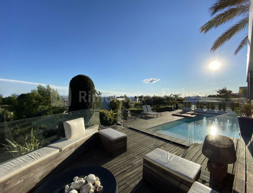 Villa moderne avec piscine et vue sur Los Monasterios, à vendre.