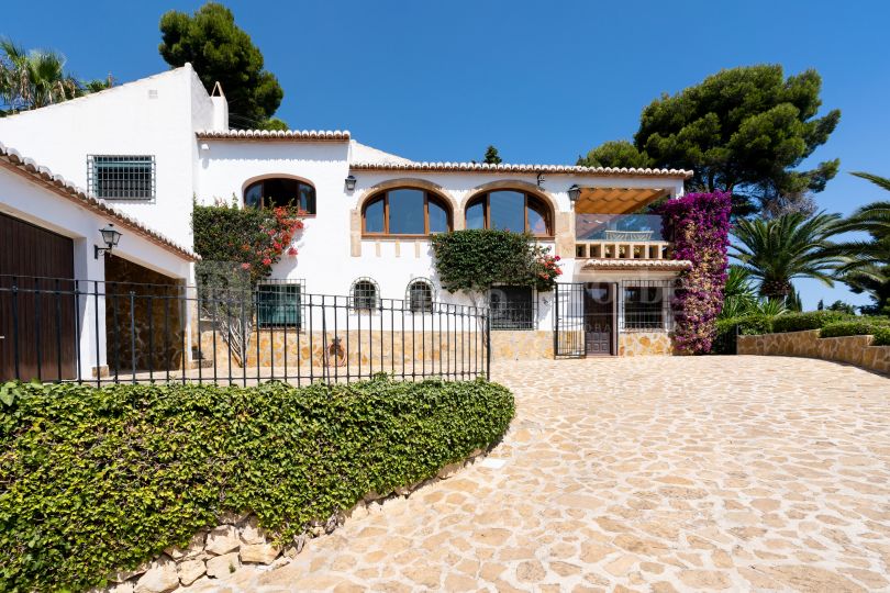Mediterranean villa with naya, garden and pool, for sale in Tosalet, Jávea.