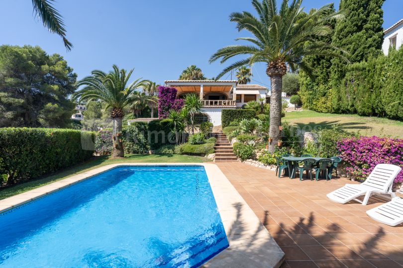 Mediterranean villa with naya, garden and pool, for sale in Tosalet, Jávea.