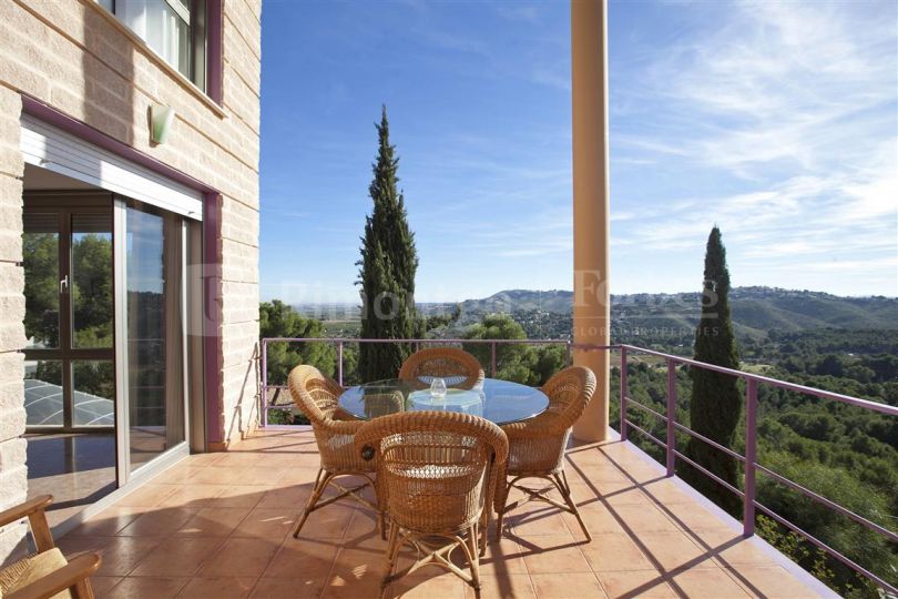 Villa with a garden and private pool in the prestigious El Bosque area of Valencia.