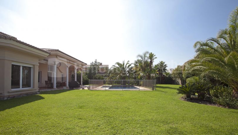 Villa de estilo clásico con jardín consolidado y piscina en Torre en Conill, Bétera.