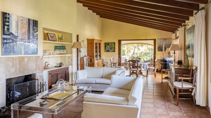 Charming villa of a traditional style with excellent facilities in Javea.